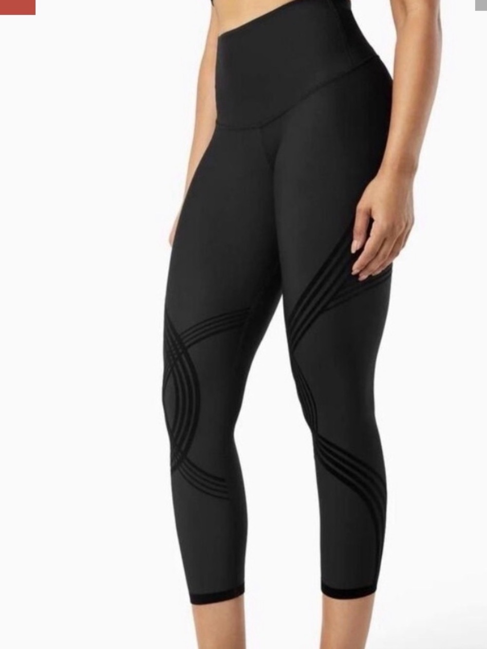 Fanka High-Waist Black Performance Capri Leggings (reversible)